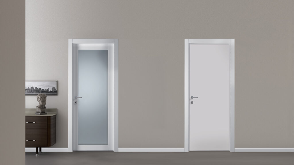 Rendering con dettaglio di due porte "Bianco HD" in versione a battente con pannello in vetro e con pannello standard