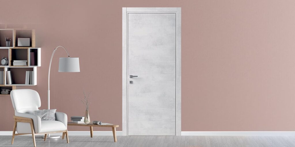 Esempio di arredo di un interno con porta bianca color calce.