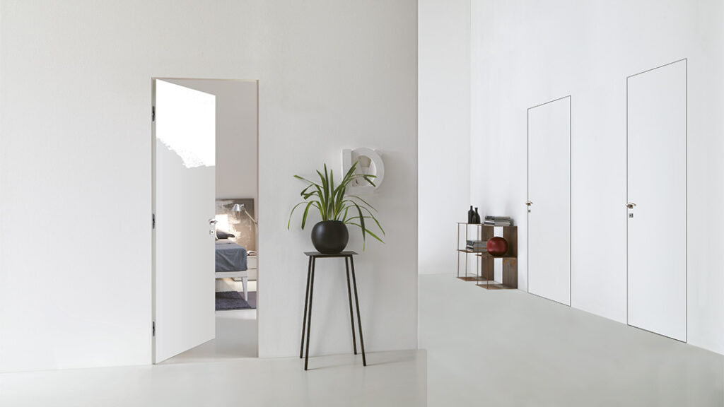 Rendering raffigurante una porta interna "Filomuro EVO Ventuno" aperta e chiusa con primer in colore Bianco